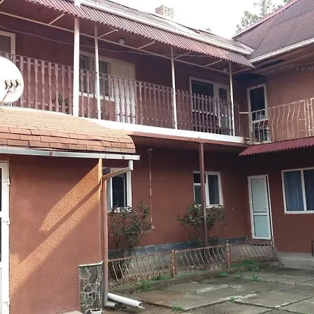 кімнати поруч з автовокзалом Guest house Uzhhorod